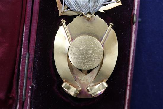 A cased Edwardian 18ct gold and enamel masonic jewel, 12.3cm.